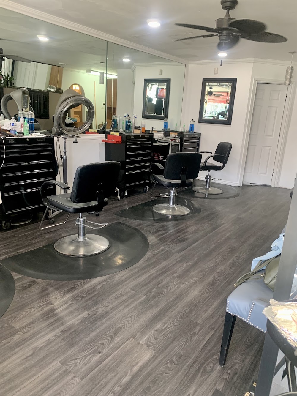 V Studios Salons