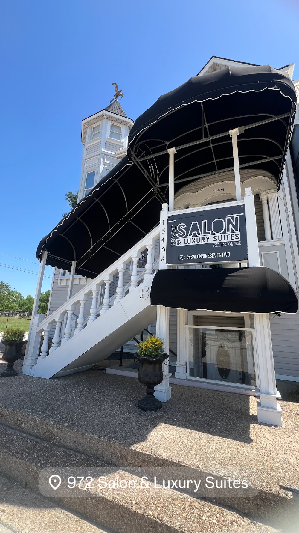972 Salon and Luxury Suites