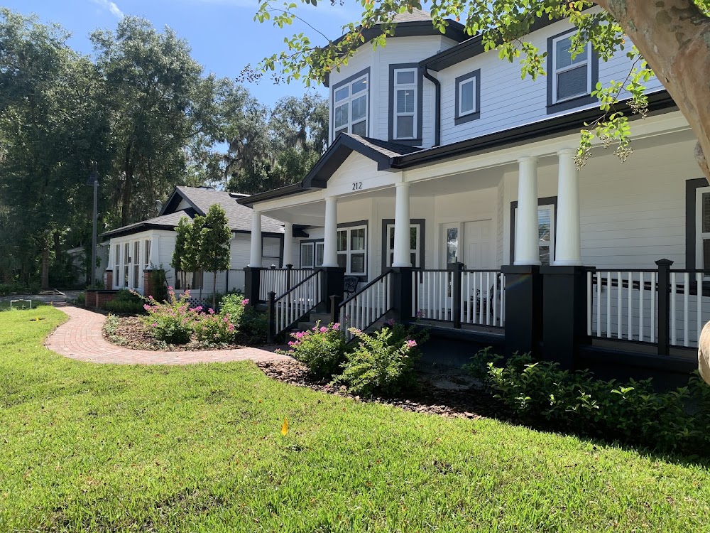 Two Twelve Beauty & Wellness Suites